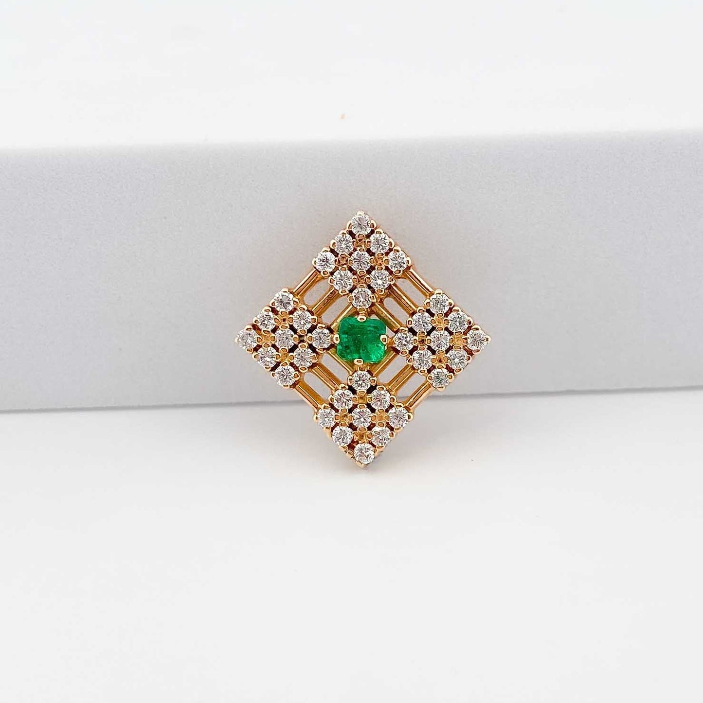 Colgante cuadrado realizado en oro amarillo de 18kt con esmeralda central y un total de 36 diamantes. Joyas de segunda mano. Joyas restauradas. Envío gratis.