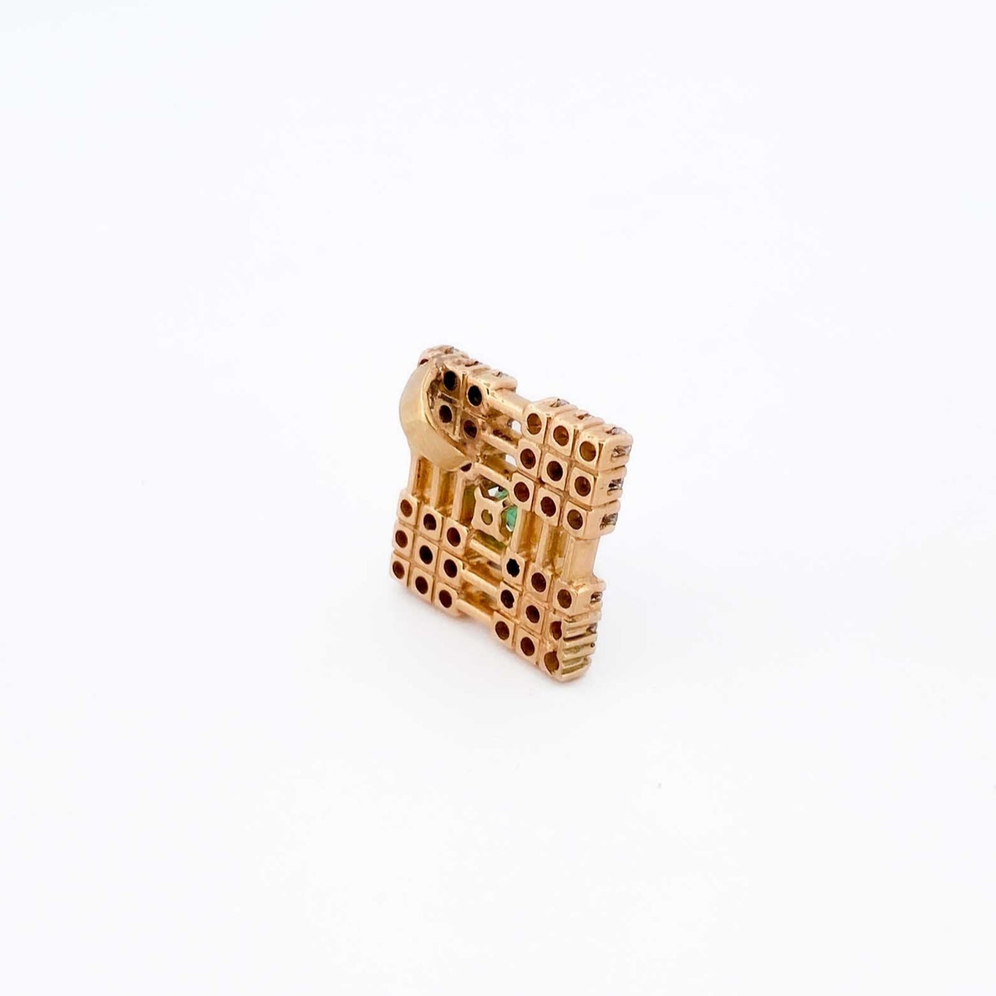 Colgante cuadrado realizado en oro amarillo de 18kt con esmeralda central y un total de 36 diamantes. Joyas de segunda mano. Joyas restauradas. Envío gratis.