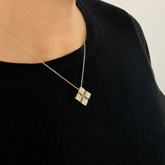 Colgante cuadrado realizado en oro amarillo de 18kt con esmeralda central y un total de 36 diamantes. Joyas de segunda mano. Joyas restauradas. Envío gratis.