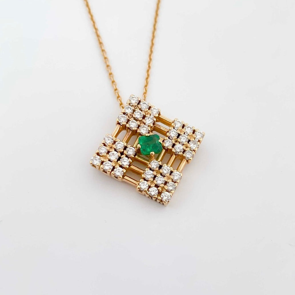 Colgante cuadrado realizado en oro amarillo de 18kt con esmeralda central y un total de 36 diamantes. Joyas de segunda mano. Joyas restauradas. Envío gratis.