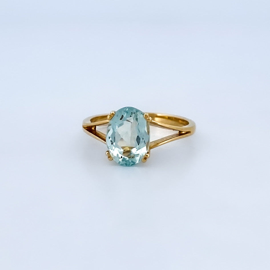 Comprar anillo realizado en oro amarillo de 18kt con agua marina talla oval engastada en 4 grapas. Anillos de segunda mano. Joyería Ian'Or. Envío GRATIS.