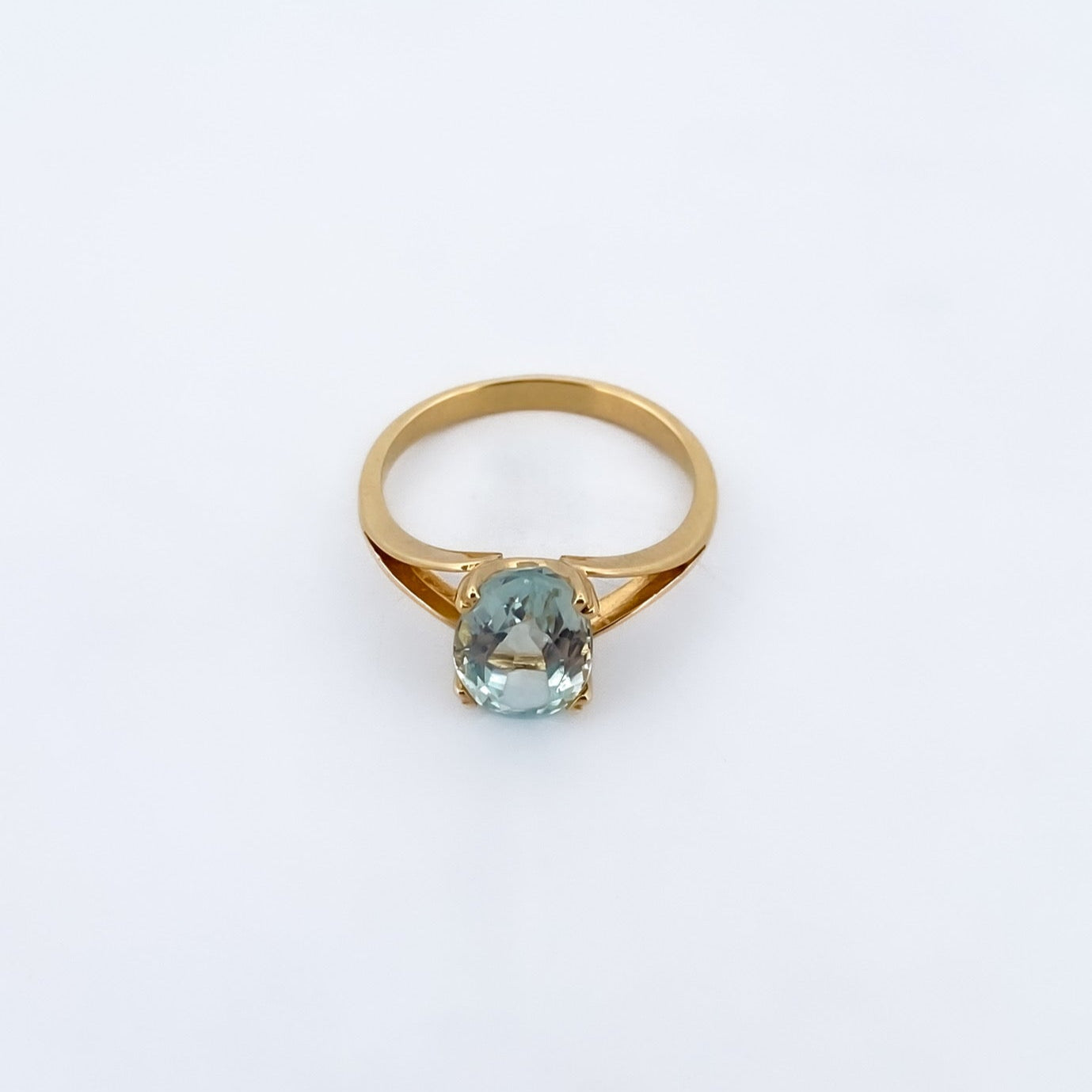 Comprar anillo realizado en oro amarillo de 18kt con agua marina talla oval engastada en 4 grapas. Anillos de segunda mano. Joyería Ian'Or. Envío GRATIS.