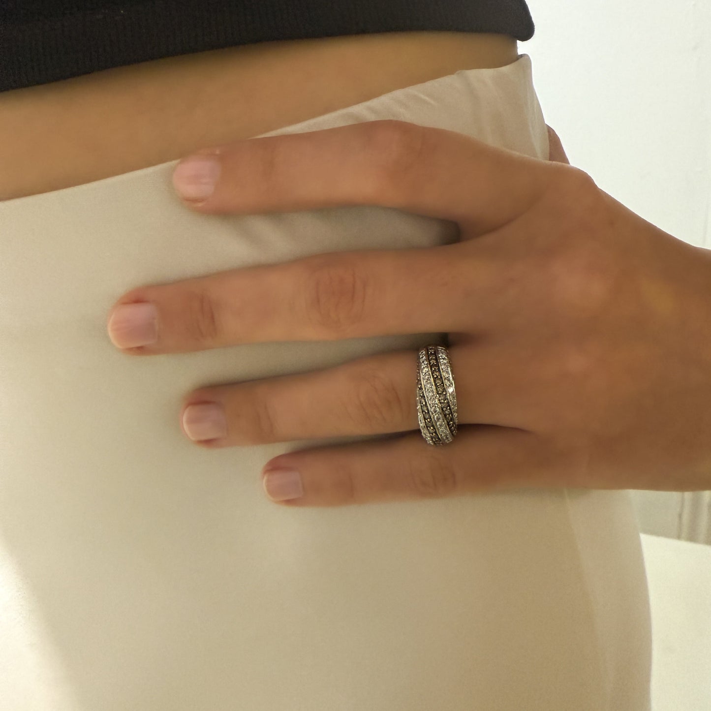 Comprar anillo realizado en oro amarillo de 18kt con diamantes talla brillante blancos y negros. Anillos de segunda mano. Joyería Ian'Or. Envío GRATIS.