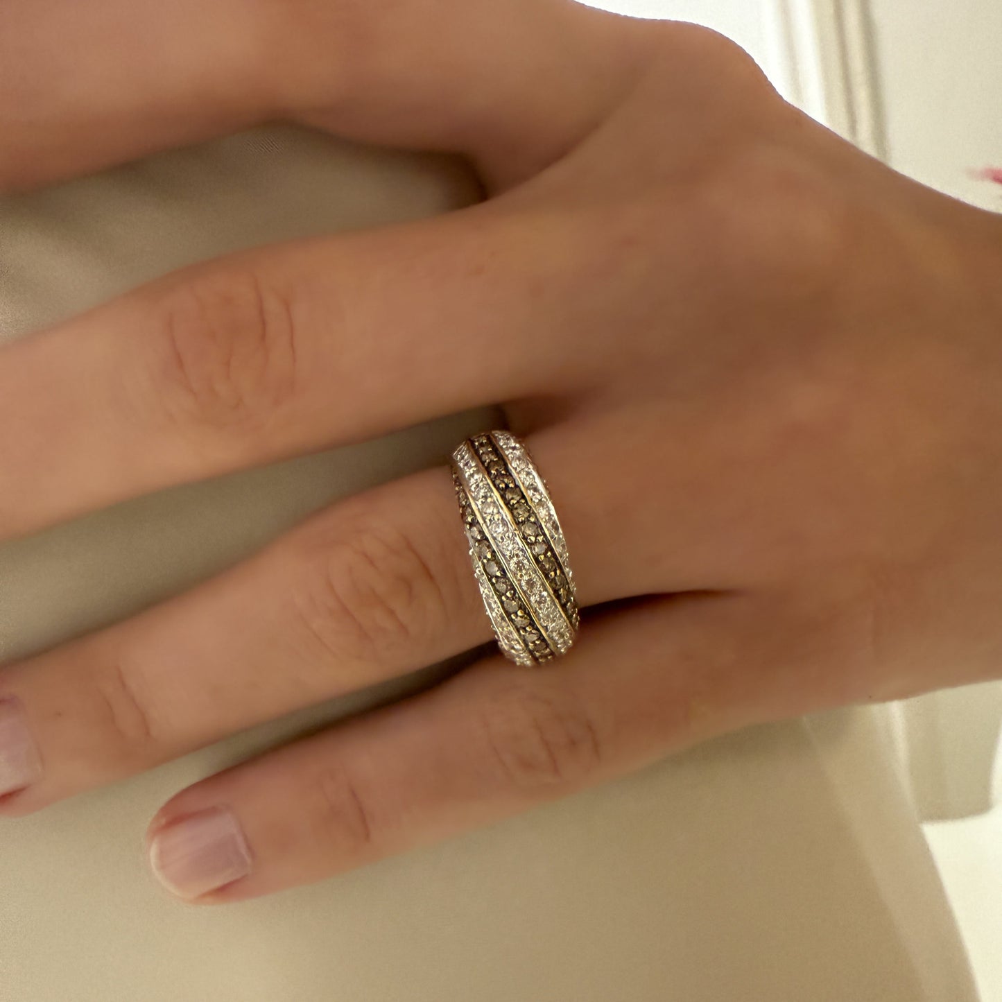 Comprar anillo realizado en oro amarillo de 18kt con diamantes talla brillante blancos y negros. Anillos de segunda mano. Joyería Ian'Or. Envío GRATIS.