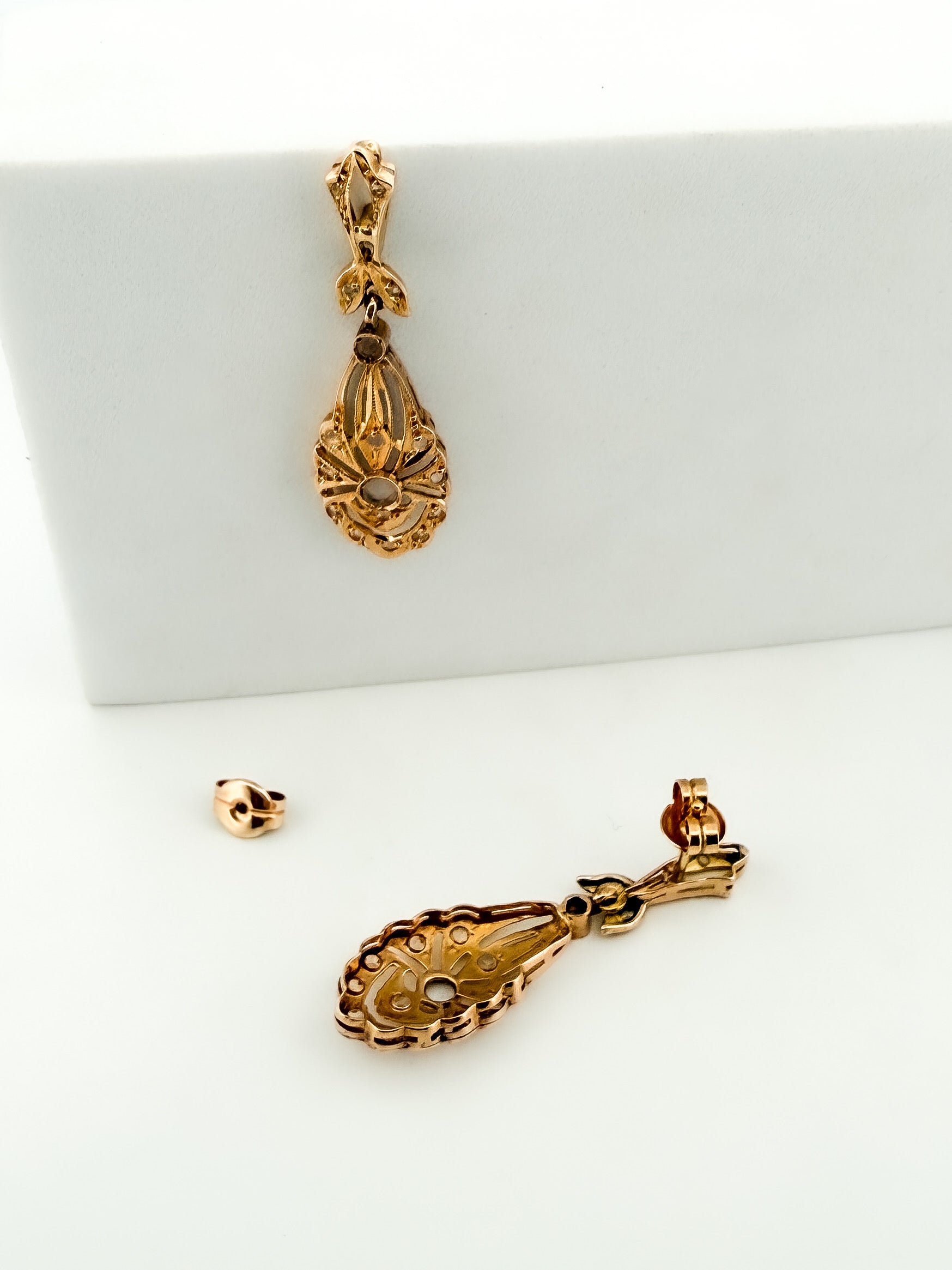 Comprar pendientes largos antiguos tipo art decó en oro amarillo de 18kt con 17 diamantes talla antigua en cada pendiente. Cierre tipo mosquetón. Joyas vintage. Envío GRATIS.