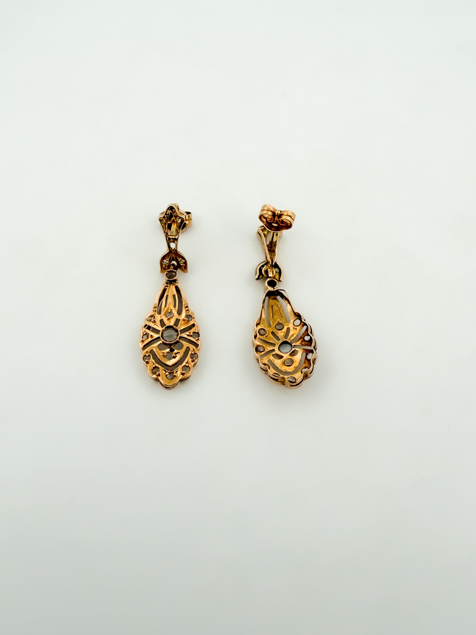 Comprar pendientes largos antiguos tipo art decó en oro amarillo de 18kt con 17 diamantes talla antigua en cada pendiente. Cierre tipo mosquetón. Joyas vintage. Envío GRATIS.