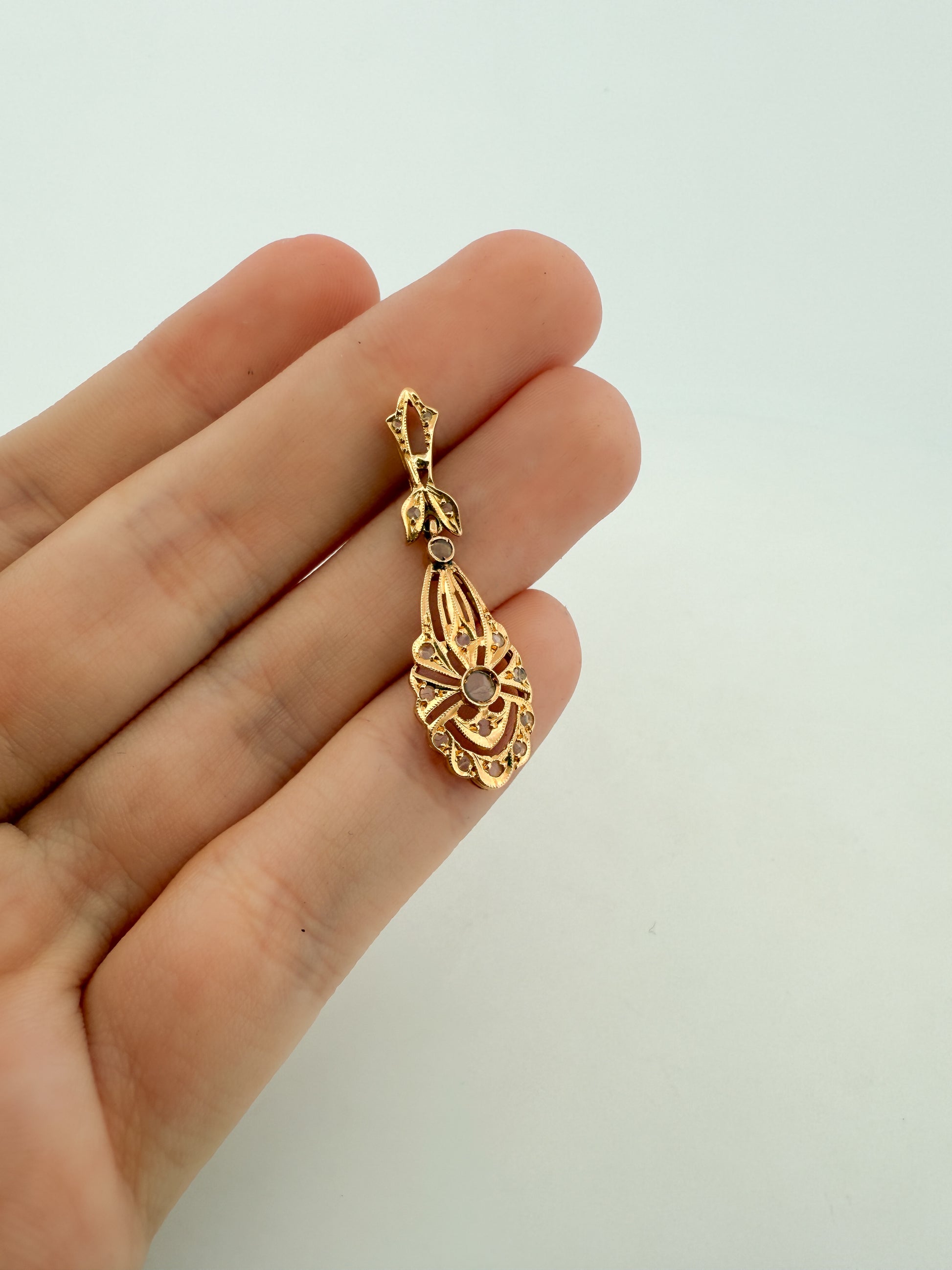 Comprar pendientes largos antiguos tipo art decó en oro amarillo de 18kt con 17 diamantes talla antigua en cada pendiente. Cierre tipo mosquetón. Joyas vintage. Envío GRATIS.