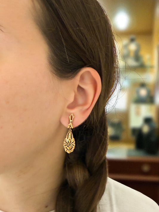 Comprar pendientes largos antiguos tipo art decó en oro amarillo de 18kt con 17 diamantes talla antigua en cada pendiente. Cierre tipo mosquetón. Joyas vintage. Envío GRATIS.