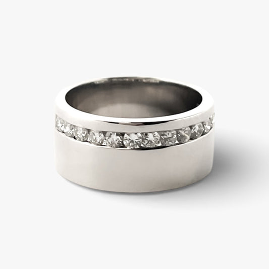 Comprar media alianza ancha realizada en oro blanco 18kt con carril de 14 brillantes.Joyas acondicionadas. Envío GRATIS. Anillos de compromiso baratos. Ian'Or