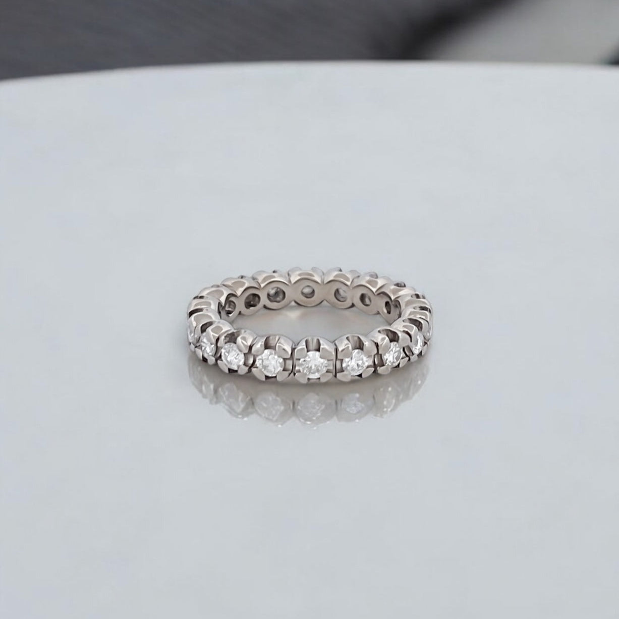 Comprar alianza entera realizada en oro blanco de 18kt con carril de diamantes talla brillante. Anillos de segunda mano. Joyería Ian'Or. Envío GRATIS. Ian'Or.