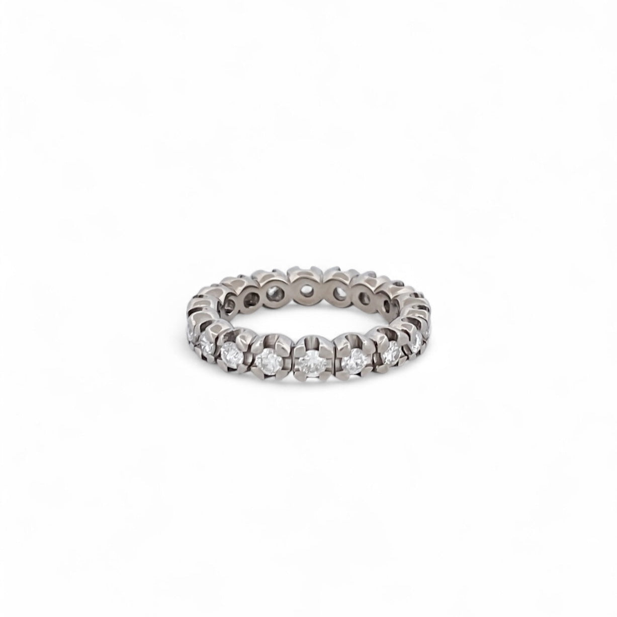 Comprar alianza entera realizada en oro blanco de 18kt con carril de diamantes talla brillante. Anillos de segunda mano. Joyería Ian'Or. Envío GRATIS. Ian'Or.