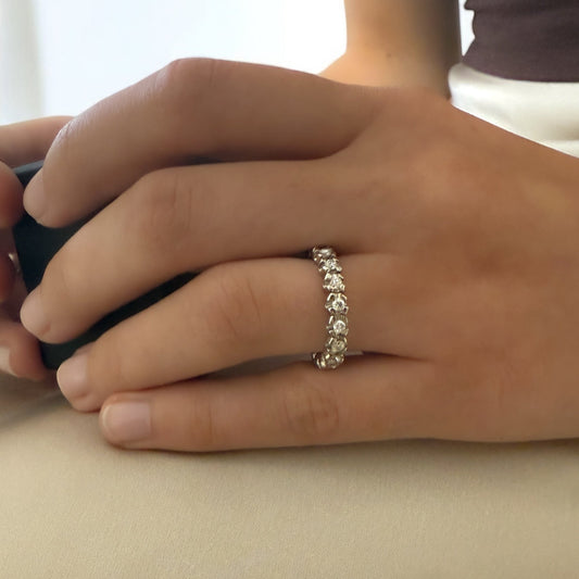 Comprar alianza entera realizada en oro blanco de 18kt con carril de diamantes talla brillante. Anillos de segunda mano. Joyería Ian'Or. Envío GRATIS. Ian'Or.