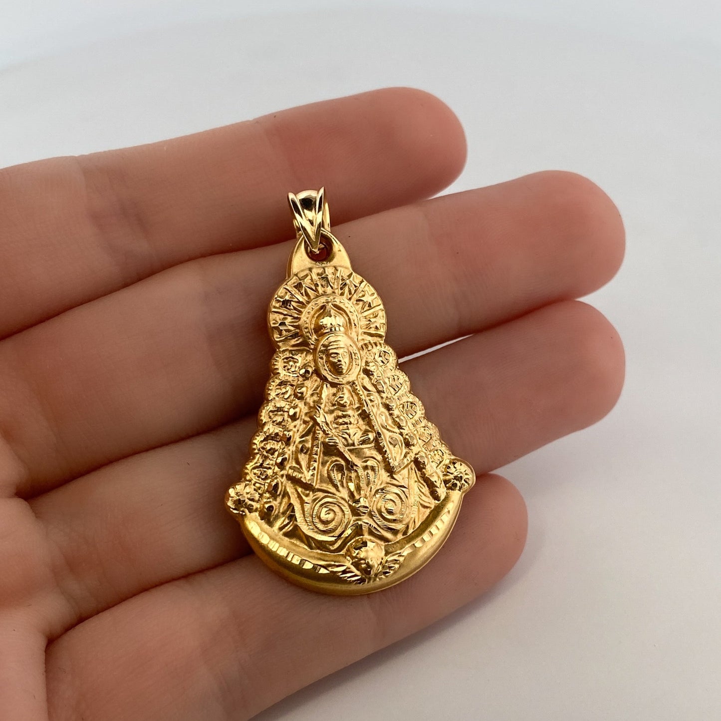 Comprar colgante con silueta de la Virgen del Rocío en oro amarillo de 18kt. El colgante mide 45mm de alto y 27mm de ancho. Joyas acondicionadas. Joyería Ian'Or