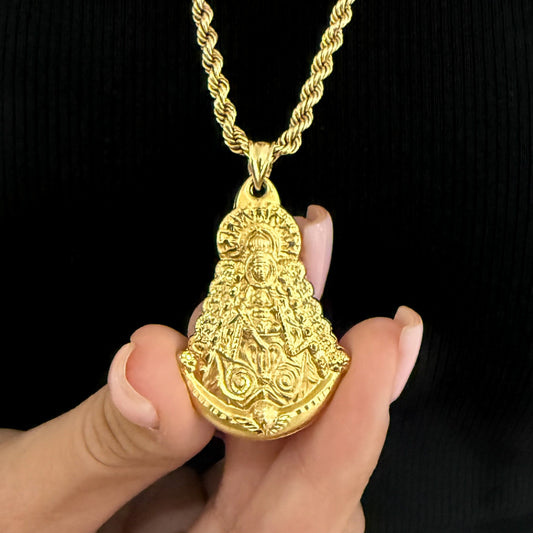 Comprar colgante con silueta de la Virgen del Rocío en oro amarillo de 18kt. El colgante mide 45mm de alto y 27mm de ancho. Joyas acondicionadas. Joyería Ian'Or