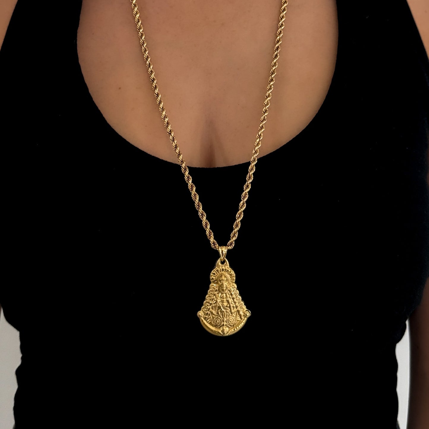 Comprar colgante con silueta de la Virgen del Rocío en oro amarillo de 18kt. El colgante mide 45mm de alto y 27mm de ancho. Joyas acondicionadas. Joyería Ian'Or