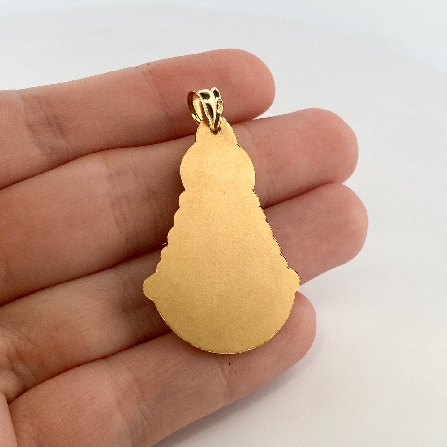 Comprar colgante con silueta de la Virgen del Rocío en oro amarillo de 18kt. El colgante mide 45mm de alto y 27mm de ancho. Joyas acondicionadas. Joyería Ian'Or