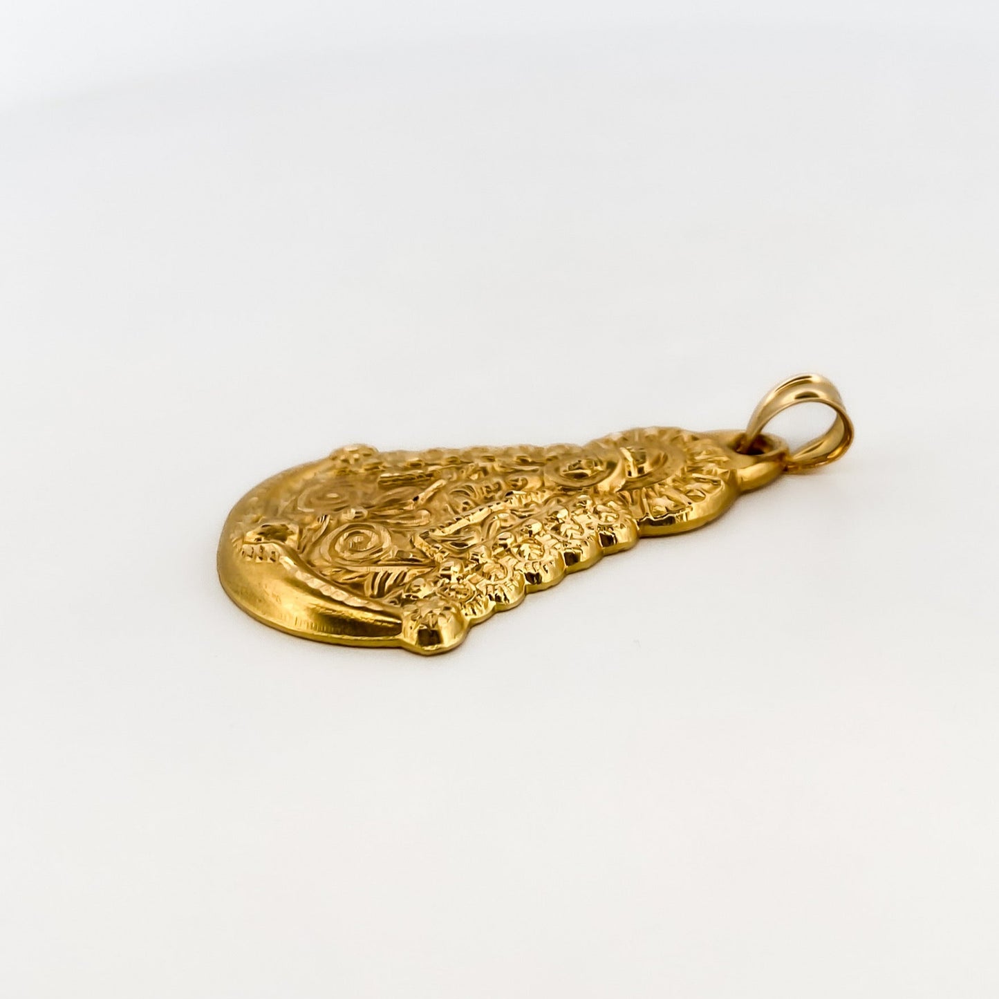 Comprar colgante con silueta de la Virgen del Rocío en oro amarillo de 18kt. El colgante mide 45mm de alto y 27mm de ancho. Joyas acondicionadas. Joyería Ian'Or