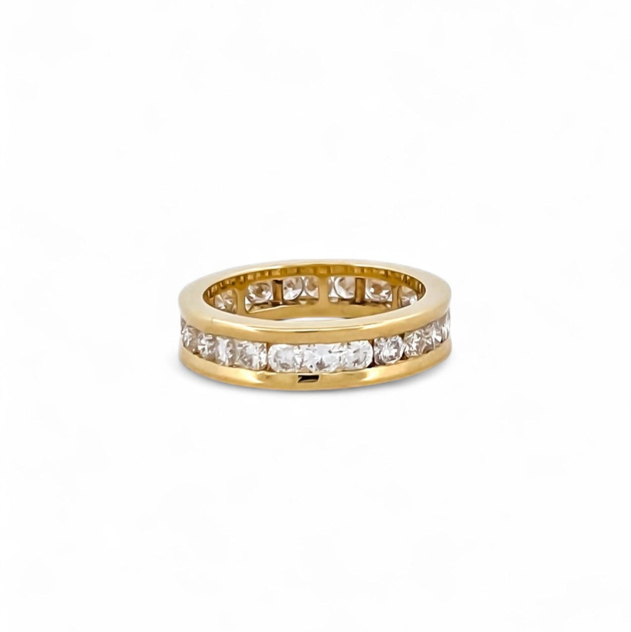 Comprar alianza entera realizada en oro amarillo de 18kt con carril de diamantes talla brillante. Anillos de segunda mano. Joyería Ian'Or. Envío GRATIS.