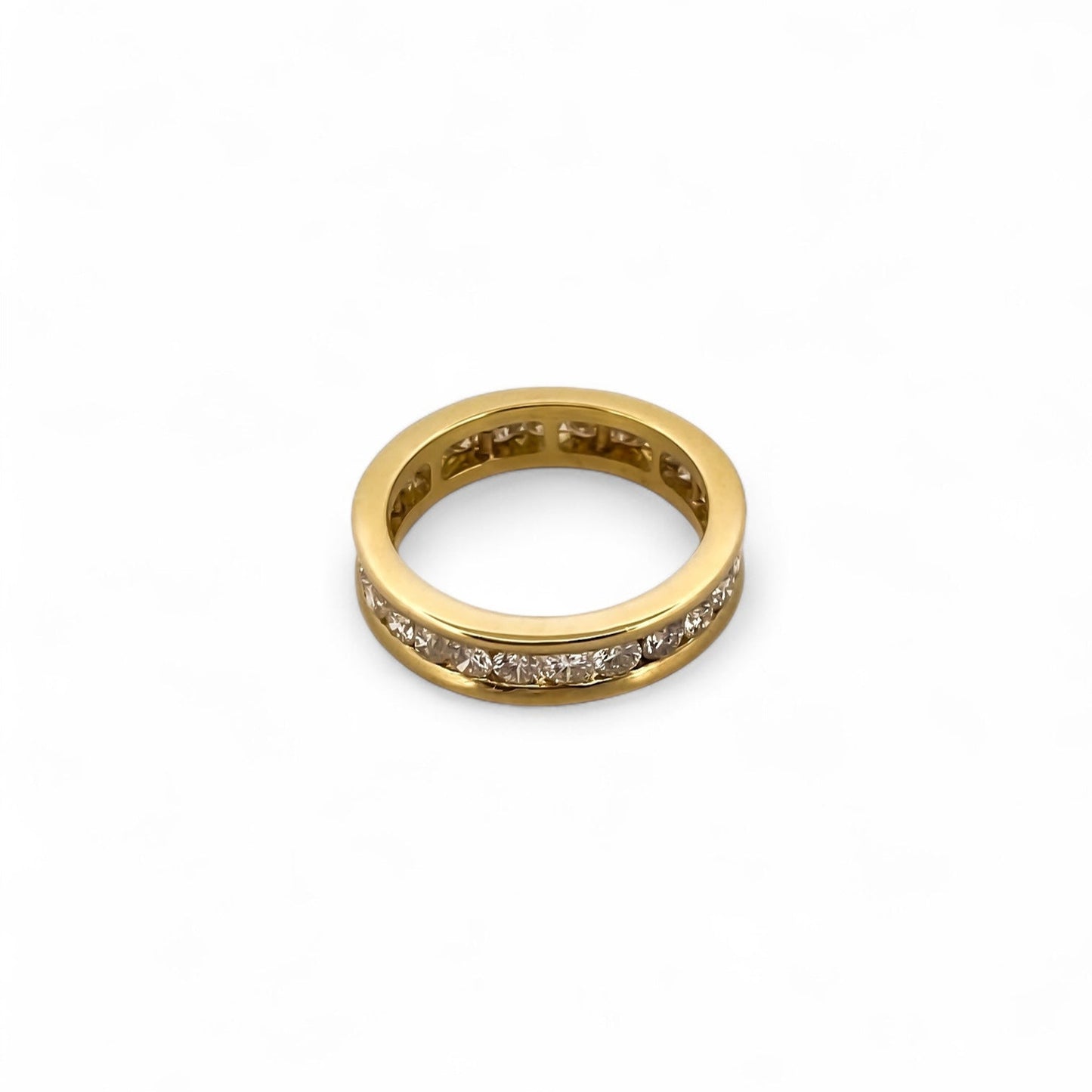 Comprar alianza entera realizada en oro amarillo de 18kt con carril de diamantes talla brillante. Anillos de segunda mano. Joyería Ian'Or. Envío GRATIS.