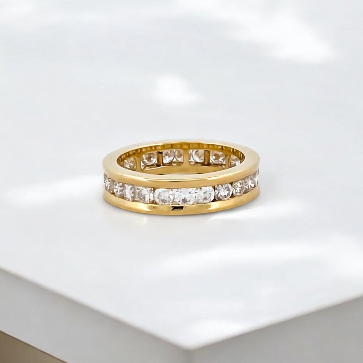 Comprar alianza entera realizada en oro amarillo de 18kt con carril de diamantes talla brillante. Anillos de segunda mano. Joyería Ian'Or. Envío GRATIS.
