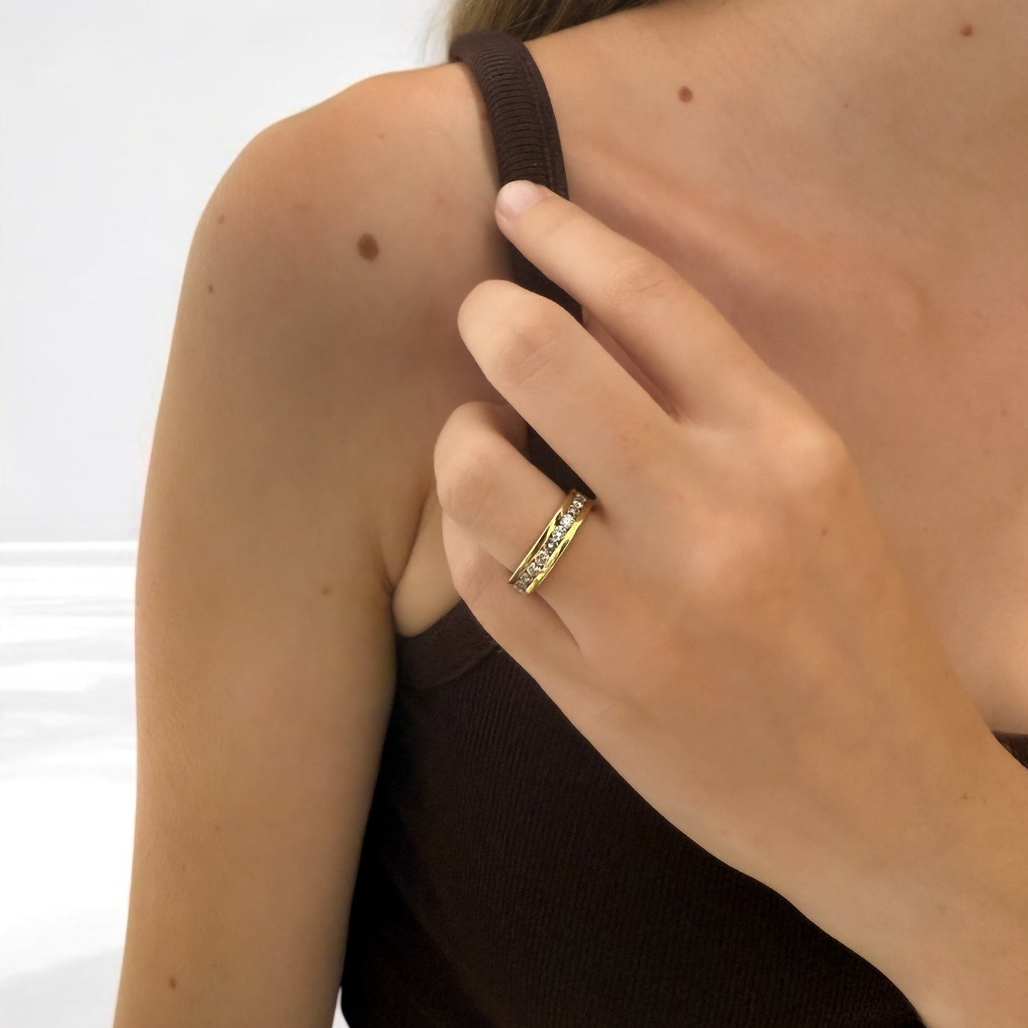 Comprar alianza entera realizada en oro amarillo de 18kt con carril de diamantes talla brillante. Anillos de segunda mano. Joyería Ian'Or. Envío GRATIS.