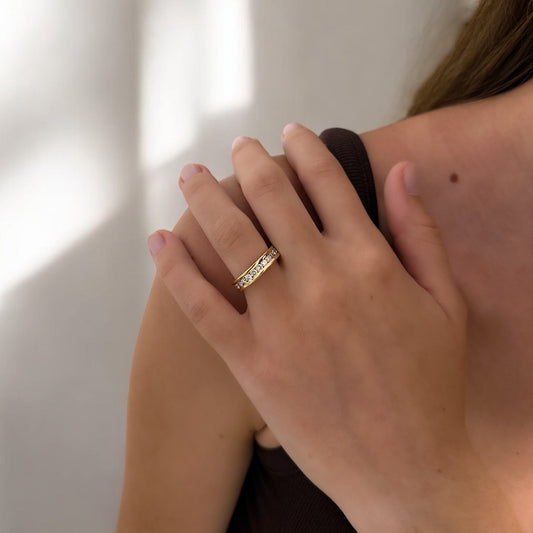 Comprar alianza entera realizada en oro amarillo de 18kt con carril de diamantes talla brillante. Anillos de segunda mano. Joyería Ian'Or. Envío GRATIS.