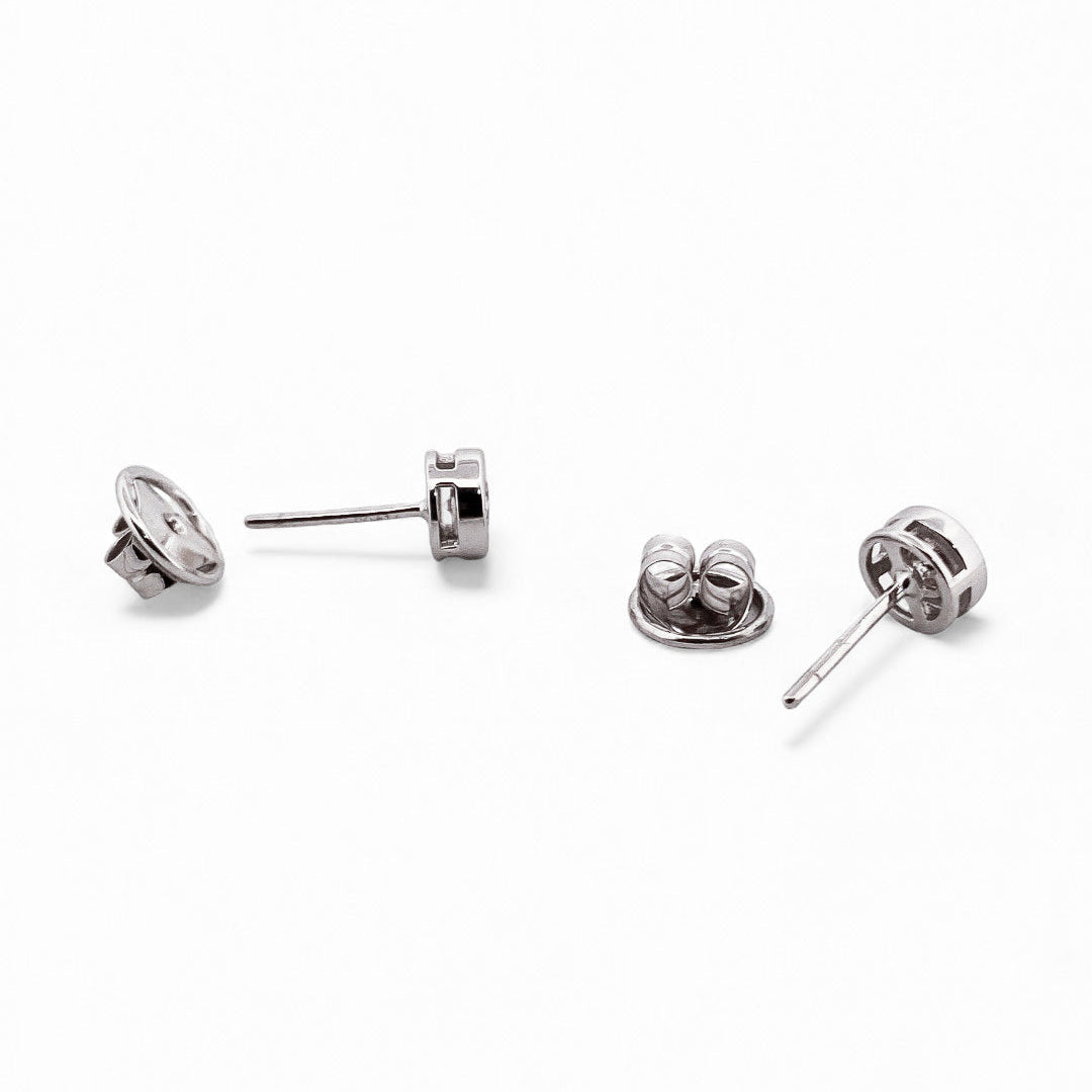 Comprar pendiente tipo dormilonas realizados en oro blanco de 18kt y diamante talla brillante en cada pendiente. Envío GRATIS. Joyería Ian'Or.