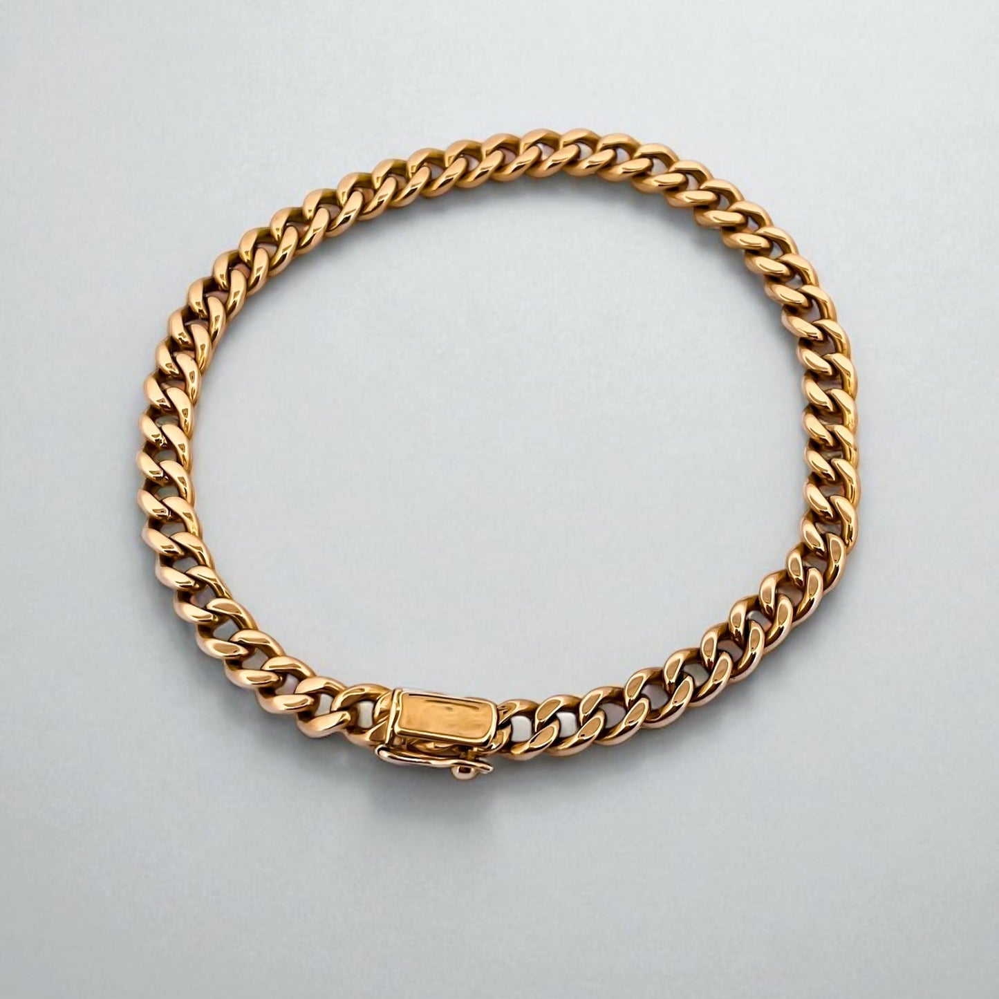 Comprar pulsera oro amarillo de 18kt con cadena tipo cubana. La pulsera mide 21cm de largo y 5,43mm de grosor. Cierre tipo mosquetón y brazo de seguridad.