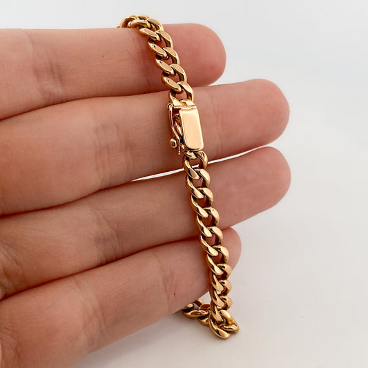 Comprar pulsera oro amarillo de 18kt con cadena tipo cubana. La pulsera mide 21cm de largo y 5,43mm de grosor. Cierre tipo mosquetón y brazo de seguridad.
