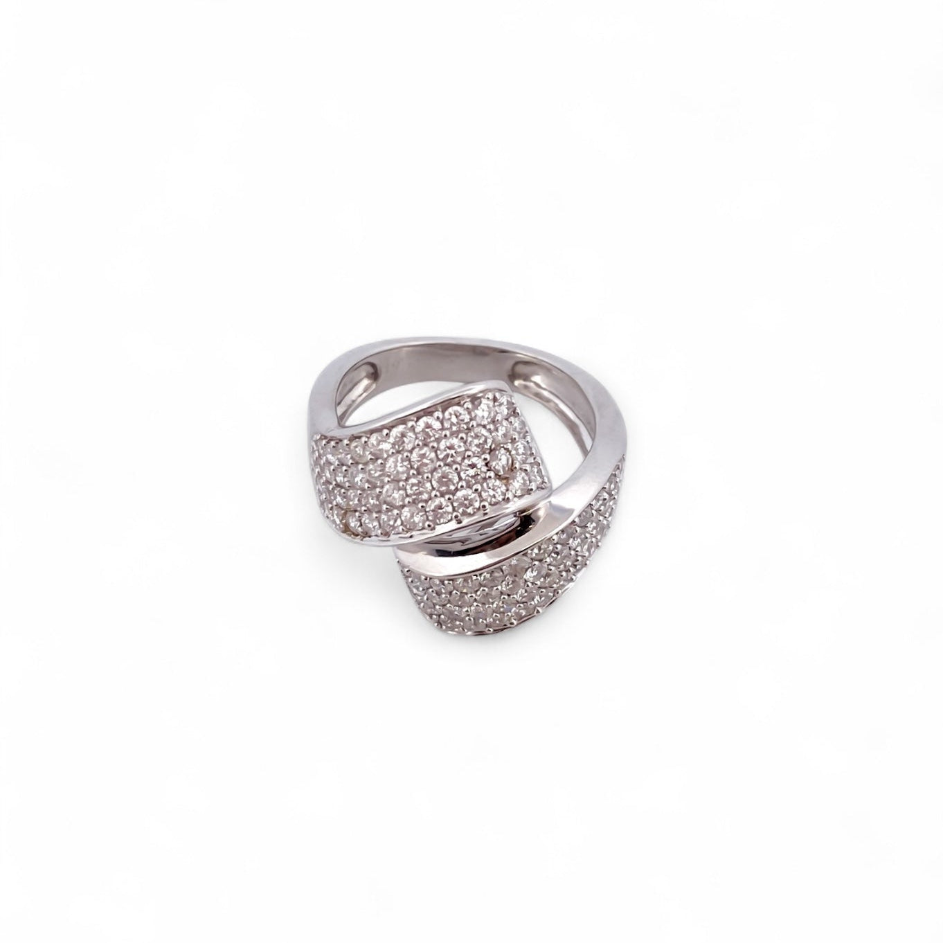 Comprar sortija de oro blanco de 18kt con pavé de diamantes talla brillante. Joyería compro oro en Barcelona. Joyas con diamantes baratas. Joyería Ian'Or.