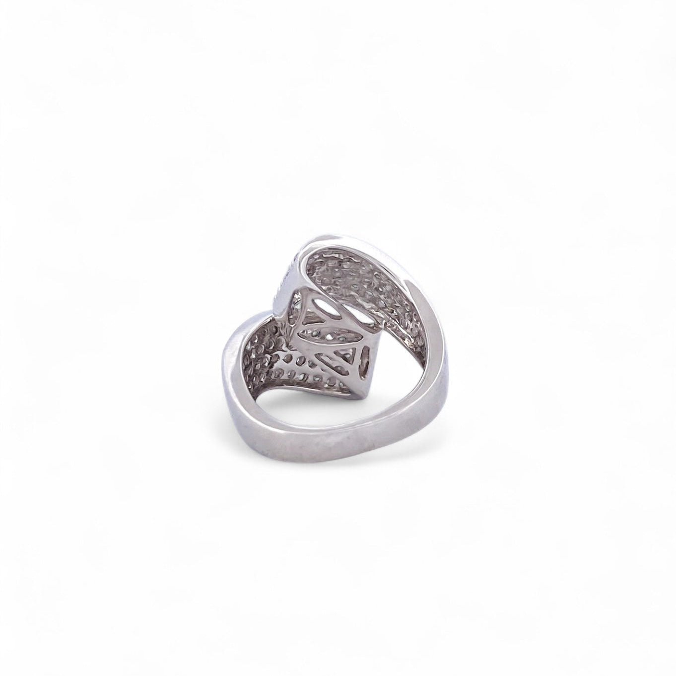Comprar sortija de oro blanco de 18kt con pavé de diamantes talla brillante. Joyería compro oro en Barcelona. Joyas con diamantes baratas. Joyería Ian'Or.