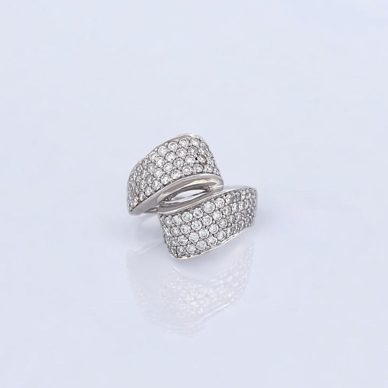Comprar sortija de oro blanco de 18kt con pavé de diamantes talla brillante. Joyería compro oro en Barcelona. Joyas con diamantes baratas. Joyería Ian'Or.