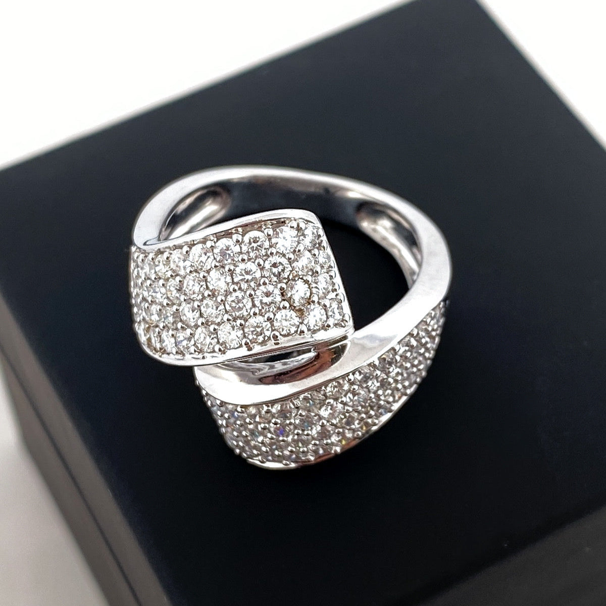 Comprar sortija de oro blanco de 18kt con pavé de diamantes talla brillante. Joyería compro oro en Barcelona. Joyas con diamantes baratas. Joyería Ian'Or.