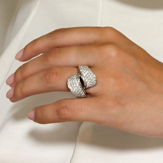 Comprar sortija de oro blanco de 18kt con pavé de diamantes talla brillante. Joyería compro oro en Barcelona. Joyas con diamantes baratas. Joyería Ian'Or.