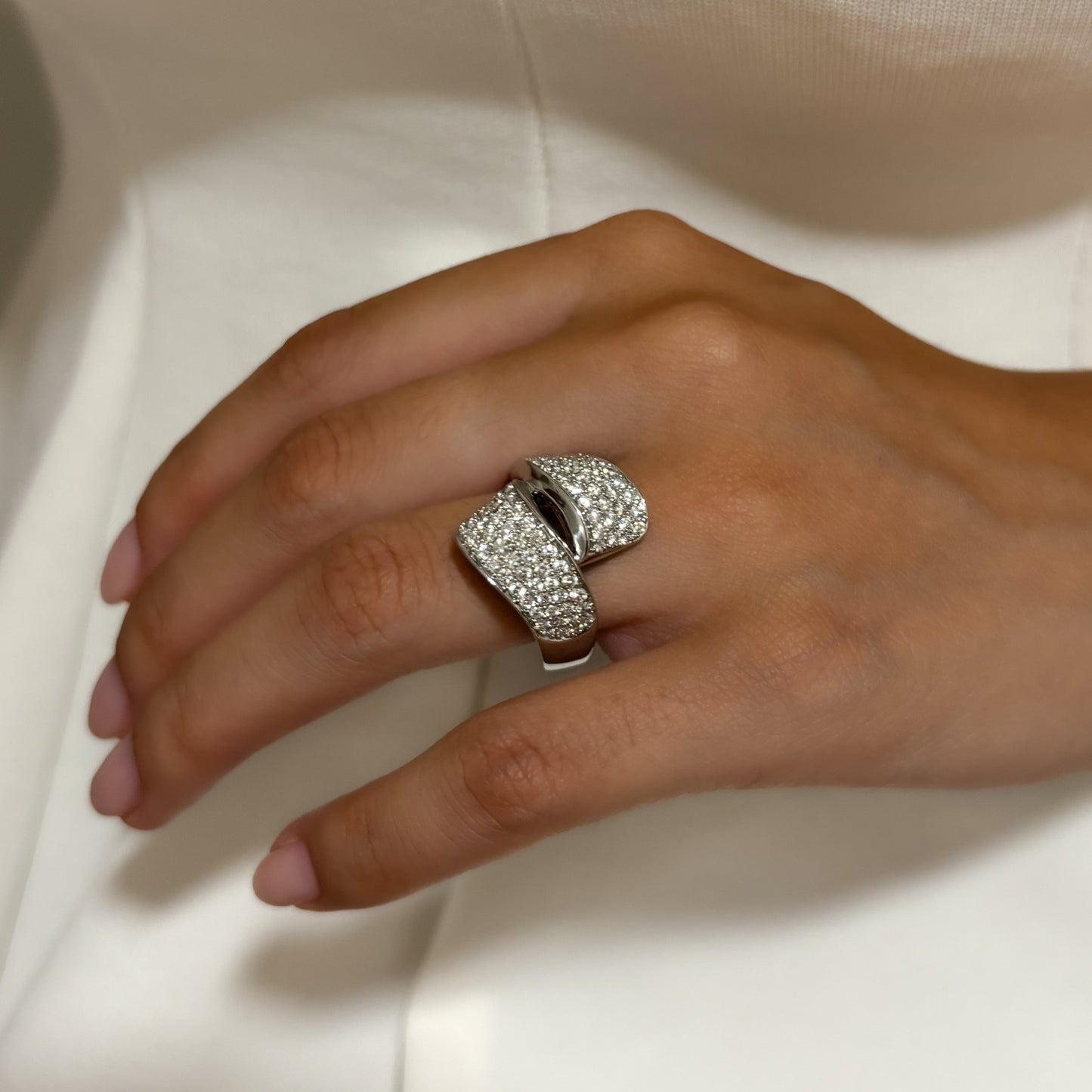 Comprar sortija de oro blanco de 18kt con pavé de diamantes talla brillante. Joyería compro oro en Barcelona. Joyas con diamantes baratas. Joyería Ian'Or.