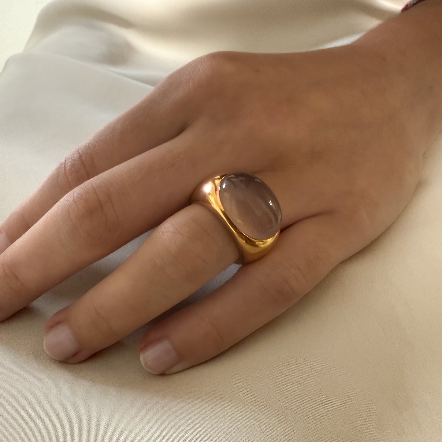 Comprar anillo ancho realizado en oro amarillo de 18kt con Quarzo rosa. Anillos de segunda mano. Joyas acondicionadas. Joyería Ian'Or. Envío GRATIS.
