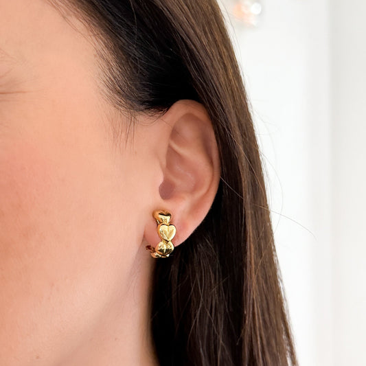 Comprar pendientes de corazones realizados en oro amarillo de 18kt y cierre tipo omega. Pendientes de oro de 18kt al mejor precio. Joyería Ian'Or. Envío GRATIS.