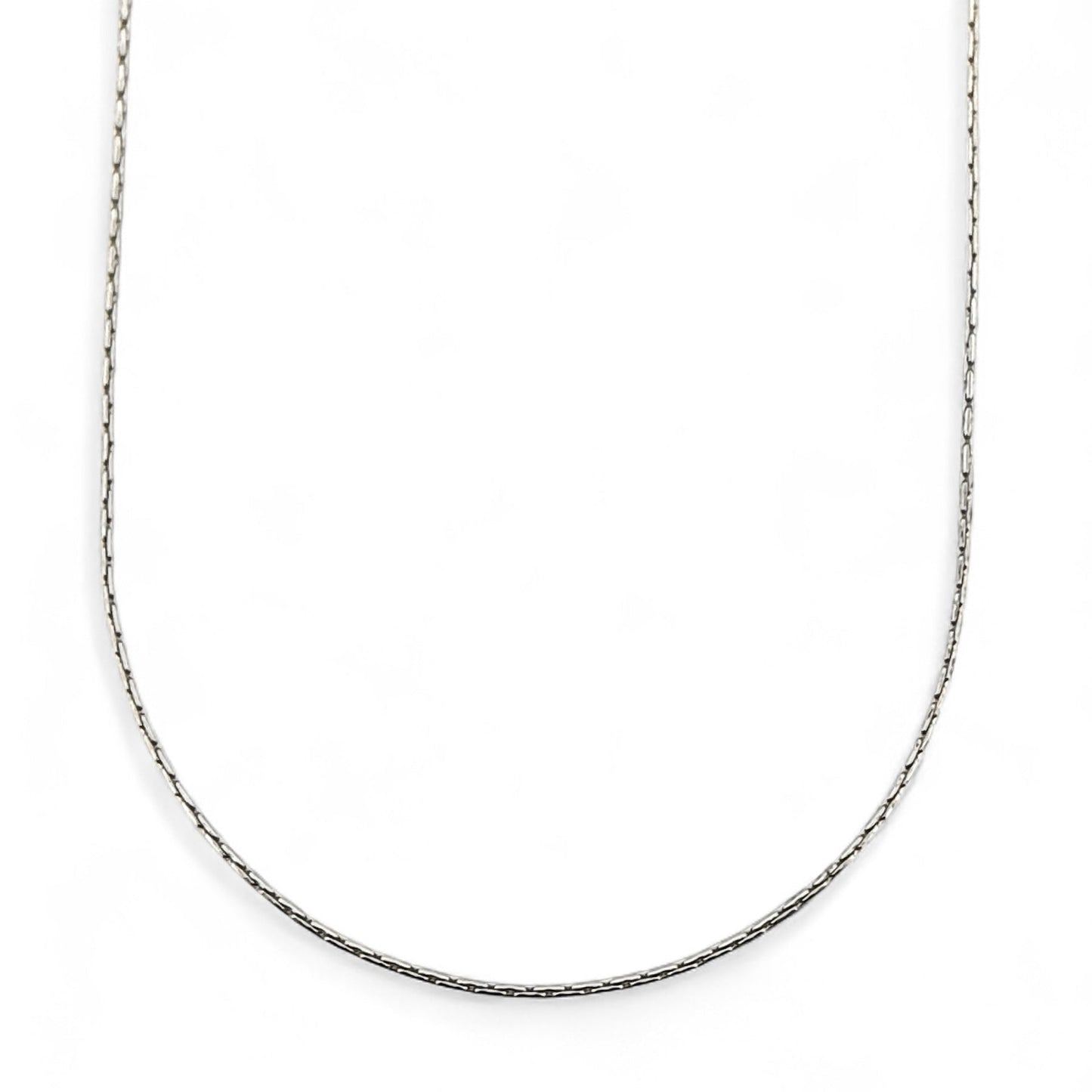 Comprar cadena semirrígida realizada en oro blanco de 18ktcon cierre mosquetón.
Medidas: 60cm largo x 1,35mm grosor. Cadenas de oro blanco baratas. Envío GRATIS.