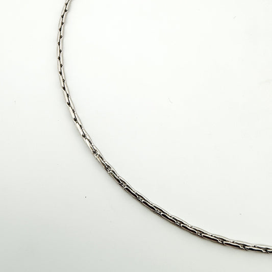 Comprar cadena semirrígida realizada en oro blanco de 18ktcon cierre mosquetón.
Medidas: 60cm largo x 1,35mm grosor. Cadenas de oro blanco baratas. Envío GRATIS.