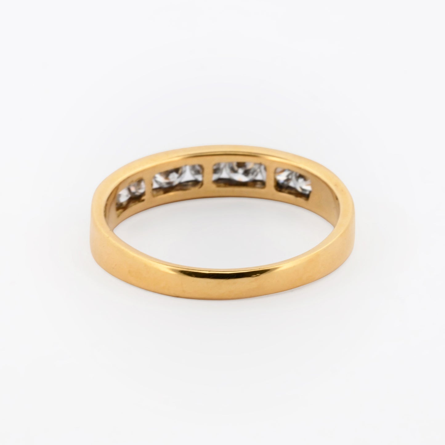 Comprar media alianza realizada en oro amarillo de 18kt con carril de diamantes talla princesa. Joyas segunda mano. Joyas con diamantes baratas. Envío gratis.