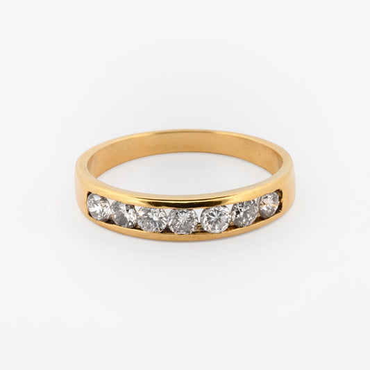 Comprar media alianza realizada en oro amarillo de 18kt con carril de diamantes talla princesa. Joyas segunda mano. Joyas con diamantes baratas. Envío gratis.