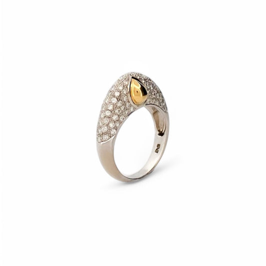Anillo realizado en oro blanco de 18kt con pave de diamantes talla brillante. Y dos gotas en oro amarillo en cada lado. Joyas con diamantes baratas. Ian'Or.