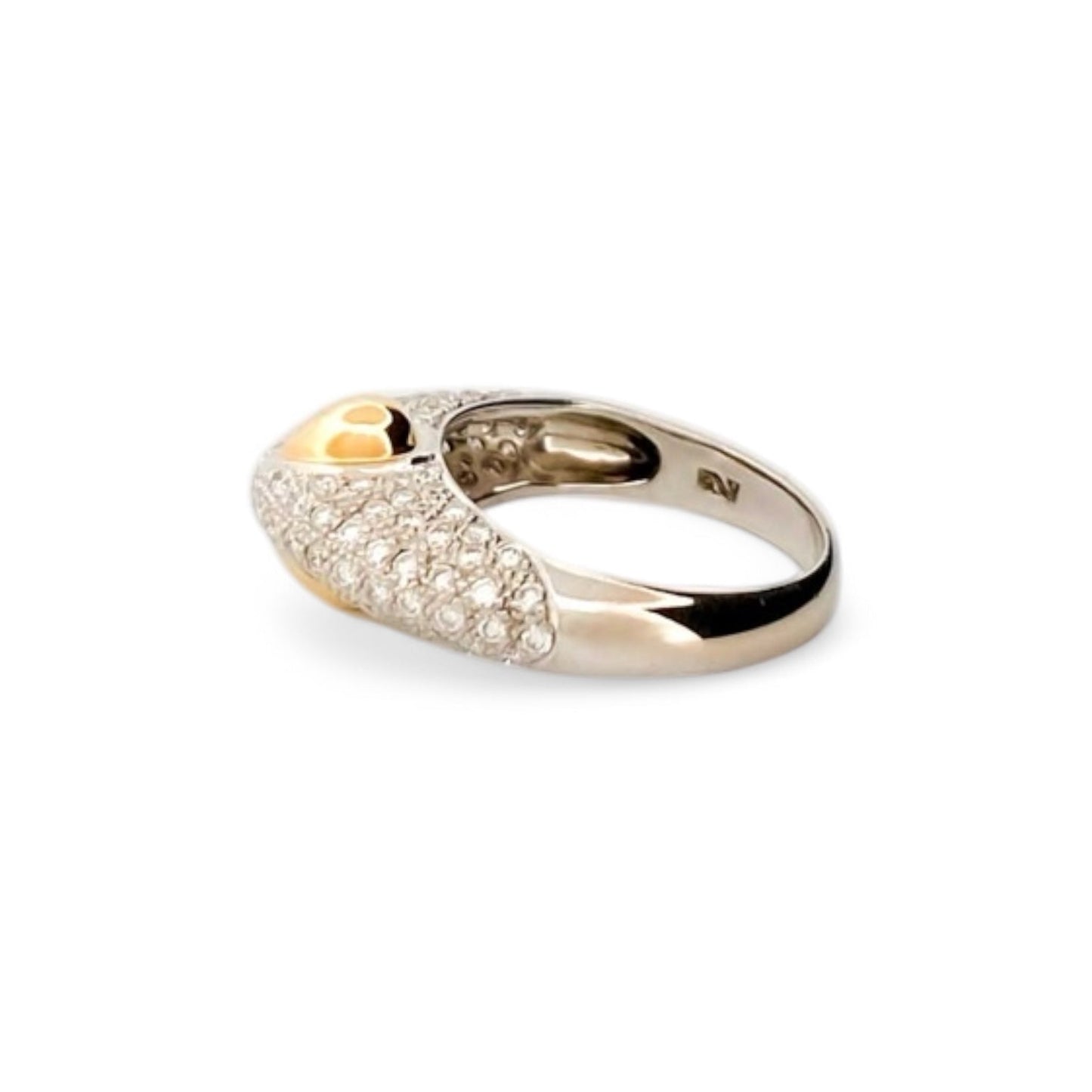 Anillo realizado en oro blanco de 18kt con pave de diamantes talla brillante. Y dos gotas en oro amarillo en cada lado. Joyas con diamantes baratas. Ian'Or.