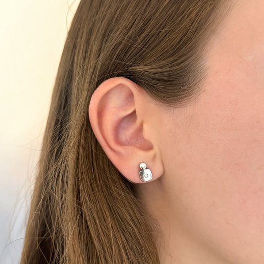 Comprar pendiente realizados en oro blanco de 18kt y un diamante talla brillante en cada pendiente. Cierre presión. Pendientes oro 18kt. Envío gratis. Ian'Or.