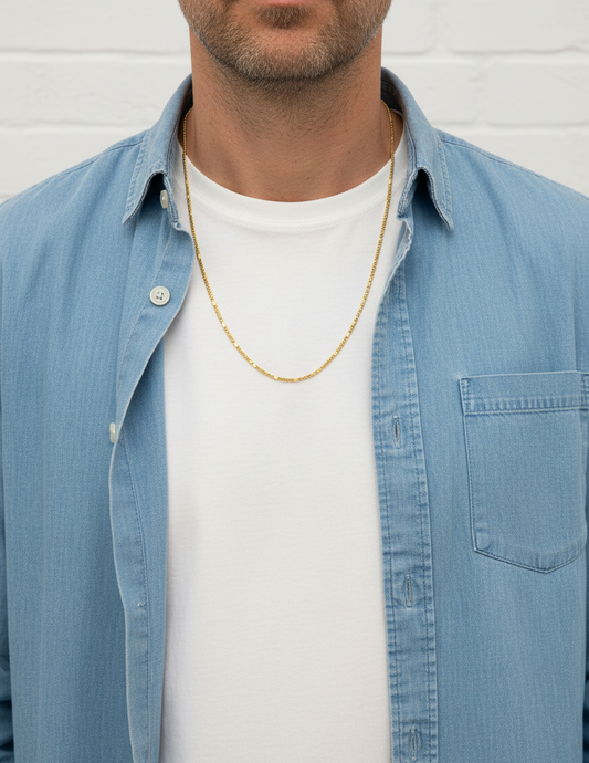 Comprar cadena realizada en oro amarillo de 18kt con eslabones combinados con placas a lo largo de la cadena y cierre tipo mosquetón. Joyería Ian'Or.