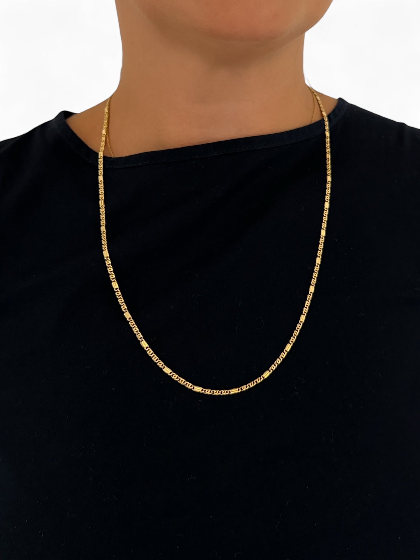 Comprar cadena realizada en oro amarillo de 18kt con eslabones combinados con placas a lo largo de la cadena y cierre tipo mosquetón. Joyería Ian'Or.