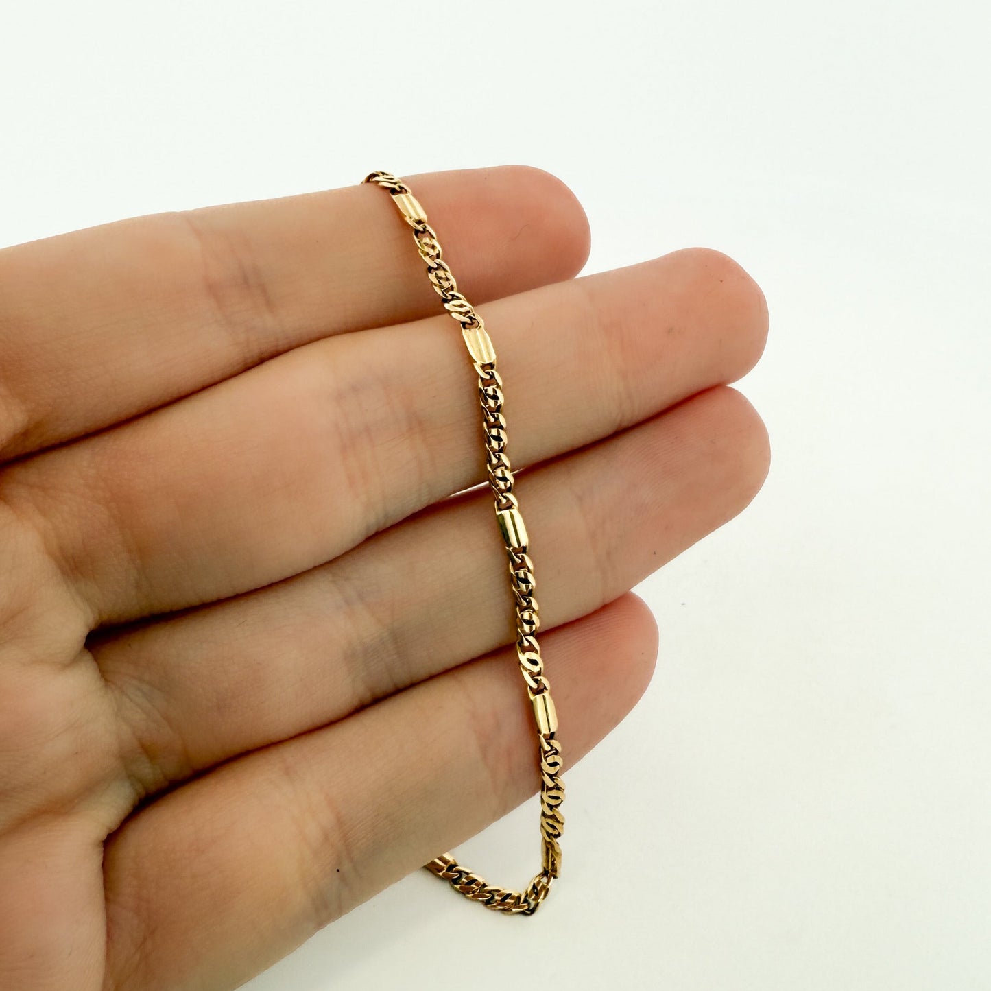 Comprar cadena realizada en oro amarillo de 18kt con eslabones combinados con placas a lo largo de la cadena y cierre tipo mosquetón. Joyería Ian'Or.