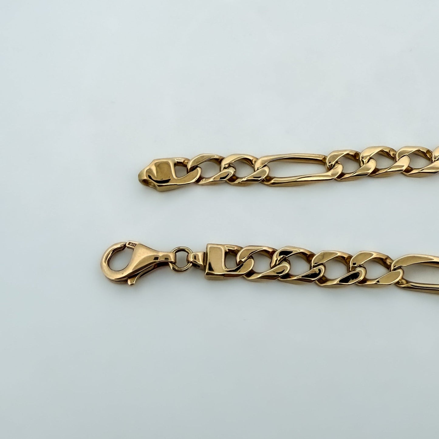 Pulsera no me olvides realizada oro amarillo de 18kt con cadena tipo cubana alterna 3x1 y una placa central. Pulseras de oro 18kt para hombre baratas