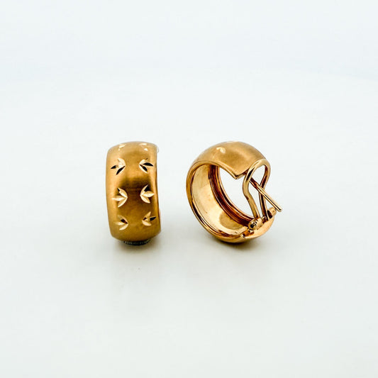 Pendientes aro gruesos realizados en oro amarillo de 18kt de 20 de diámetro y 9,82mm de grosor. Estos pendientes disponen de cierre tipo omega. Envío GRATIS.