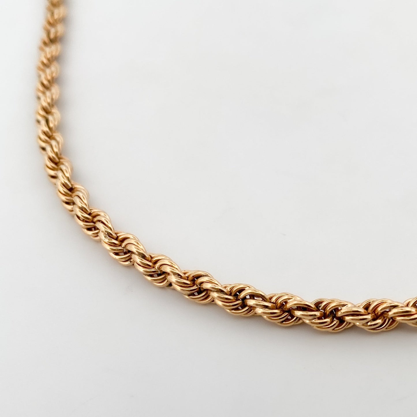 Comprar collar de oro amarillo de 18kt con cadena de cordón salomónico. La cadena mide 70,5cm de largo y cierre desplegable. Cordón salomónico Ian'Or.